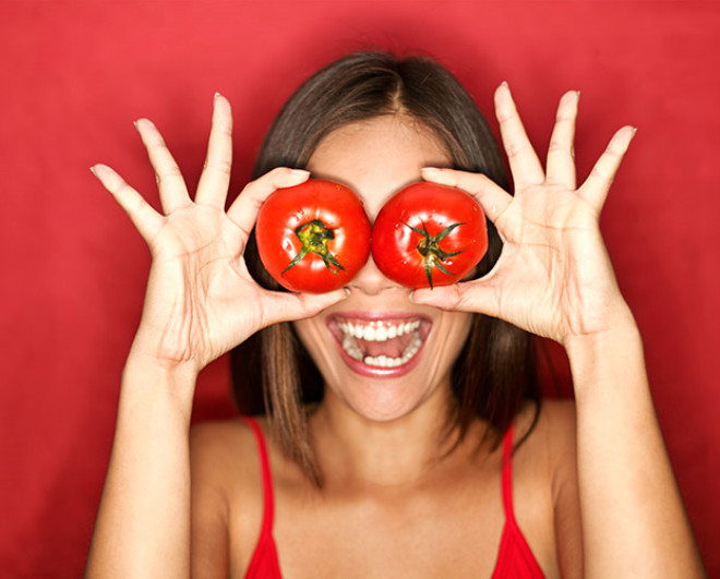 Domates ve Salatalk: Dk kalorili olmasndan dolay yaz aylarnda kahvaltdan yatma vaktine kadar gn boyu domates tketilebilir. Kansere kar koruyucu etkileri vardr.