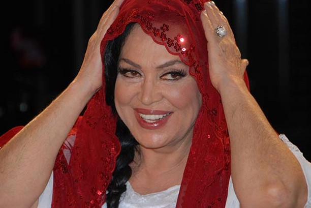 T�RKAN �ORAY- Gazeteci soruyor: T�rkan Han�m, g�zlerinizi ba���lamay� d���n�r m�s�n�z? T�rkan �oray: Bug�n m�?
