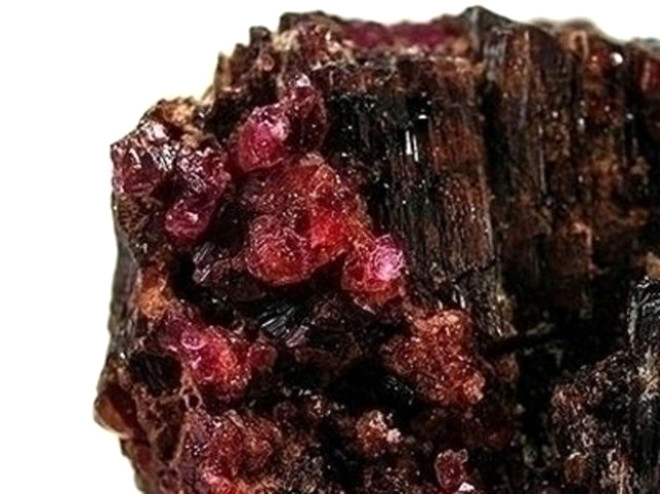 6-Painite 1 gram: 9000 dolar Nadir bulunan bir borot minerali olan, iindeki demir oranna gre farkl renklerde bulunan Painite, ifa niyetine kullanlan bir kristaldir.