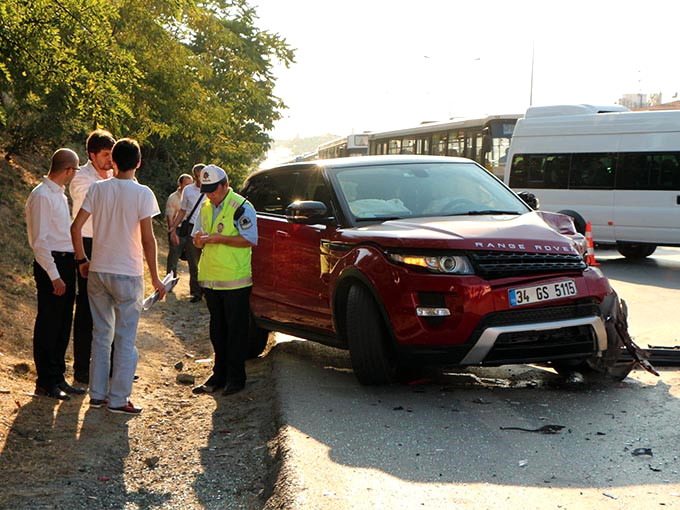 Servis arac�nda bulunan bir yolcu "Biz dura�a yana�mak i�in yava�lad���m�z s�rada arkadan gelen cip bize �arpt�. Ne oldu�unu anlayamad�k. Servis minib�s�n�n arka taraf�nda oturan 4 ki�i yaraland�" diye konu�tu. Servis arac�n�n s�r�c�s� Nizamettin Nizamettin Karg�n da "Yolcu indirmek i�in dura�a yana��rken cip arkadan b�y�k bir s�ratle bize �arpt�. Cipin i�indeki 2 ki�i ile min�b�ste bulunan 4 ki�i yaraland�" diye konu�tu.