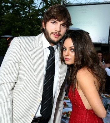 �nl� oyuncu Mila Kunis, akt�r sevgilisi Ashton Kutcher ile ni�anland�.