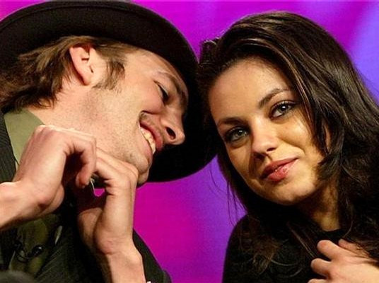 "Siyah Ku�u" filminde Natalie Portman ile birlikte rol alan Kunis, oyunculu�undan �ok iki kez �st �ste elde etti�i "ya�ayan en seksi kad�n" unvan� ile biliniyor.