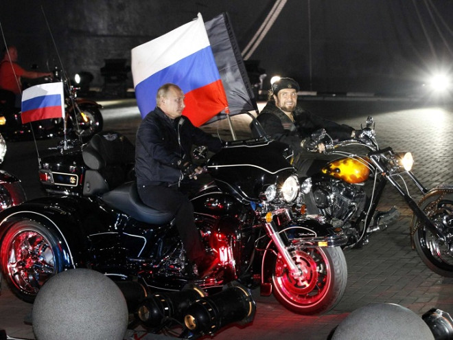 Rus motorcular etesi, kendisini en yksek rtbe olan "Hells Angel" yani cehennem melei ile onurlandrd. Putin