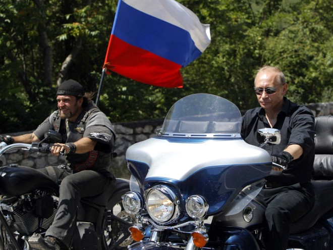 Putin bir motosiklet tutkunu. Harley Davidson marka motorunun zerinde poz verdii fotoraflar az deil.