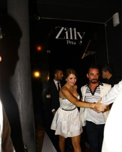 Yakla��k 10 dakika sonra mekandan ayr�lan Gizem Karaca da set �al��anlar�n�n yard�m�yla otomobile bindi.