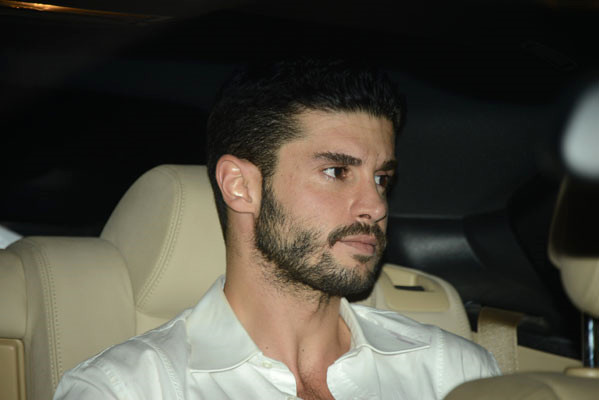 Bir benzin istasyonunda arac�yla bekleyen Berk Oktay, Gizem Karaca