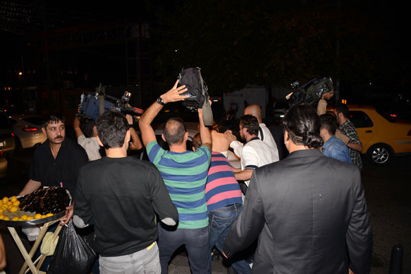 Sorular� yan�ts�z b�rakan oyuncu, h�zl�ca oradan uzakla��rken Gizem Karaca