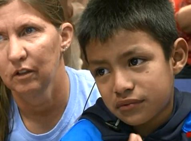 Dnya 7 yandaki ocuun mutluluk gzyalarna ortak oldu. Kulaklar doutan duymayan 7 yandaki Guatemalal Jenri Rivera, annesinin sesini ilk kez duyduunda alamaya balad. 