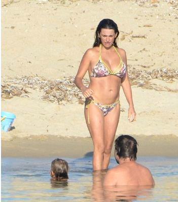 Oscar �d�ll� �spanyol kad�n sinema sanat��s� ve model Penelope Cruz, kocas� Javier Bardem ve iki �ocu�u ile birlikte Korsika