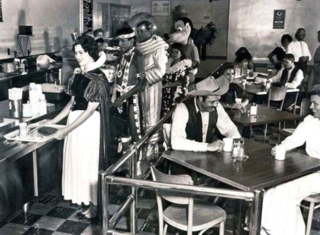 Disneyland alanlarnn kulland kafeterya, 1961