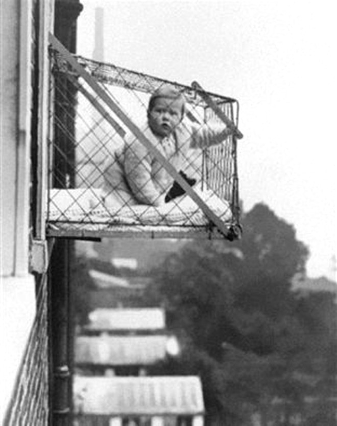 Apartmanda yaayan bebeklerin yeteri kadar gne  ve temiz hava almasn salamak retilen kafes, 1937