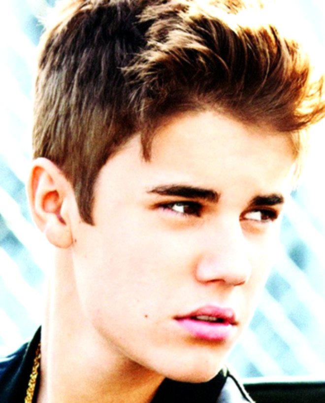 Kanadal arkc Justin Bieber, yannda gen bir kadnla esrar ierken grntlendi.