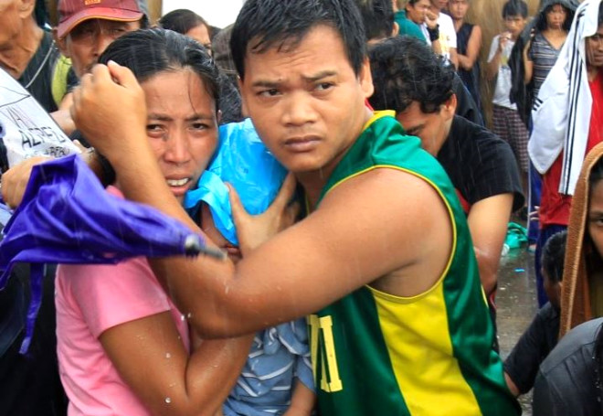 10 bin kiinin ld Tacloban kentinde, doal felaketten kamaya alan halk ile kurtarma ekipleri arasnda gerilim de yaanyor.