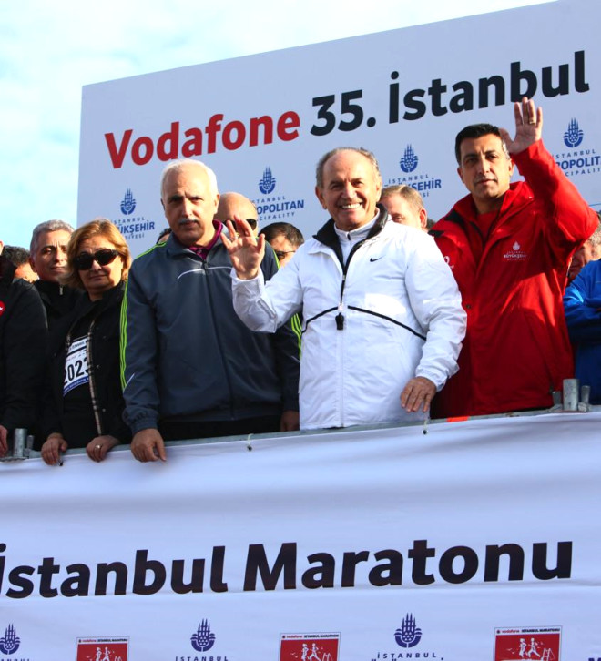 Bu yl 35. kez dzenlenen Vodafone stanbul Maratonu, ktalar birbirine balad. 100e yakn lkeden 20 bine yakn sporcu, maratonda rekor katlma imza att. 160 bine yakn stanbullu da halk yryyle Asyadan Avrupaya geti. <br><br>Kaynak :