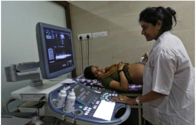 Jinekolog Nayana, tayc anneyi ultrason muayenesine tabi tutarken.