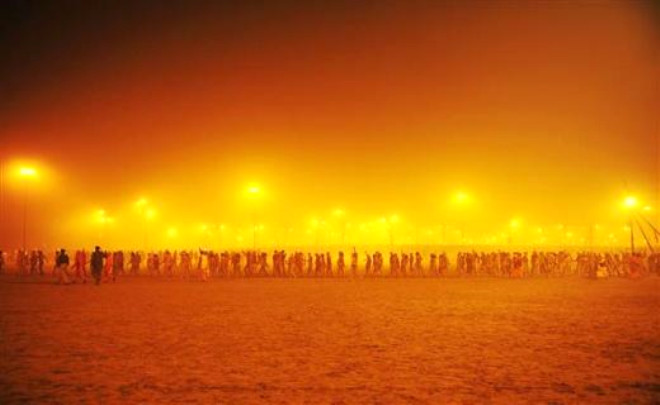 14 Ocak 2013, Hindistan: Yz binlerce Hindu, ayaklar plak ve klle kapl bir ekilde dnyann en byk dini festibali iin Ganj Nehri