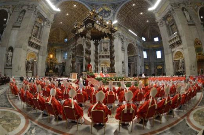 12 Mart 2013, Vatikan: Kardinaller yeni papay semek zere 