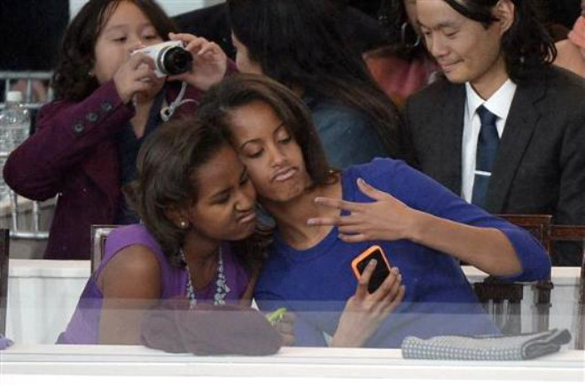 21 Ocak 2013, ABD: Sasha ve Malia, babalar Barack Obama