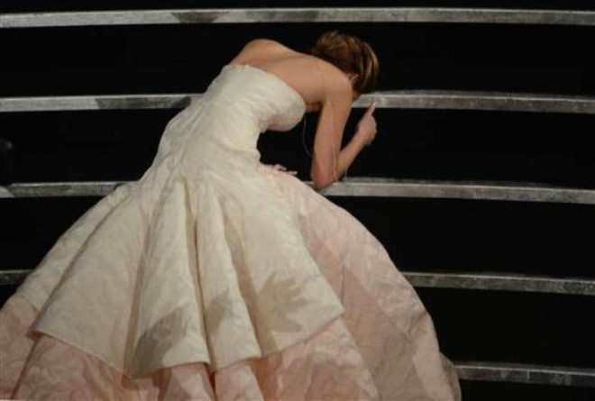 24 ubat 2013, ABD: Jennifer Lawrence, en iyi aktris dalnda Oscar dln almak zere sahneye karken dt.