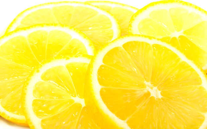 Cildinizi lekelerden uzak tutar: Limon suyundaki antioksidanlar, sadece lekeleri azaltmakla kalmaz, cildinizdeki krklklar da azaltr. 
