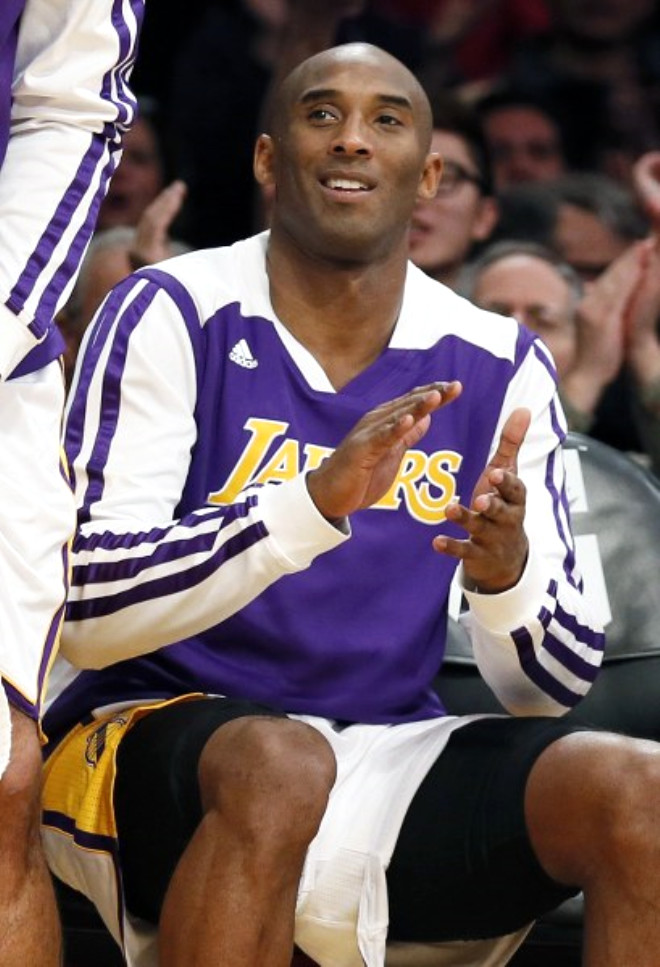 Kobe 240 gn sonra parkede. Ail tendonu sakatl yznden uzun sre parkeden uzak kalan Los Angeles Lakers