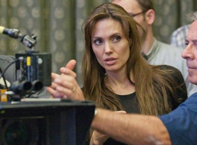 Geirdii ifte mastektomi operasyonundan sonra hzla zayflayan Angelina Jolie getiimiz gn ynetmenliini yapt Unbroken filminin setinde bayld.