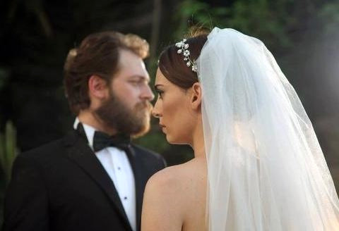 Y�cesoy, avukat� arac�l���yla evlilik s�resi bir y�l� ge�medi�inden ihtilafl� bo�anma haline karar verilmesini de istedi.