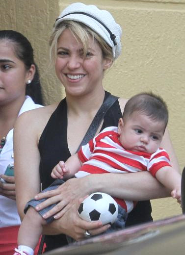 K�vr�ml� hatlar�yla tan�nan Shakira ile futbolcu sevgilisi Gerard Pique, bir y�l �nce bebekleri Milan