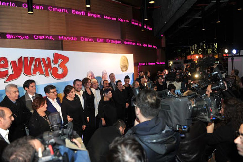 Filmin oyucular� Demet Akba�, Ata Demirer, �zge Borak, Tar�k �nl�o�lu, Serra Y�lmaz, Ay�enil �aml�o�lu, Elif Erdo�an, Teoman Kumbarac�o�lu ve Salih Kalyon konuklar�n ard�ndan k�rm�z� hal�da poz verdiler.
