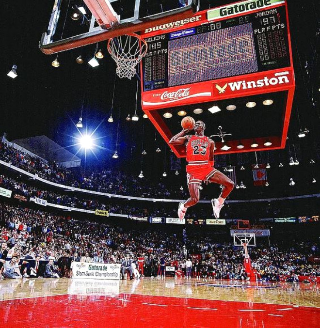34. Michael Jordan, 1988 ylndaki sma ampiyonasnda serbest at izgisinden ykselerek smacn yapt ve 50 tam puanla Dominique Wilkins