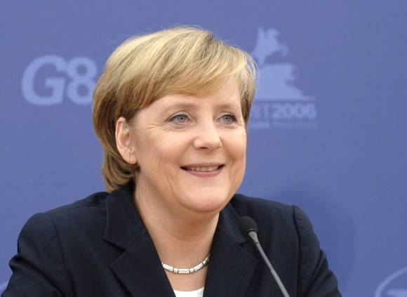 O y�llardaki rejimin kurallar�na g�re birlikte ya�amak i�in evlenmek gerekiyordu. Mezun olduktan sonra barmenlik yapan Merkel