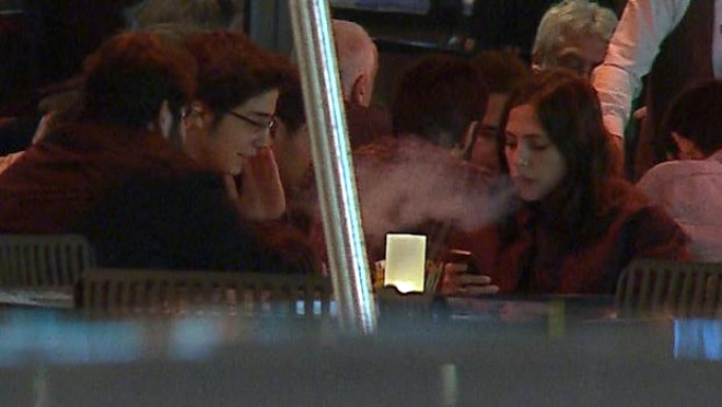 Bir kafede oturup arkadalaryla sohbet eden Zehra, grntlendiinden habersiz pe pee sigara yakt.
