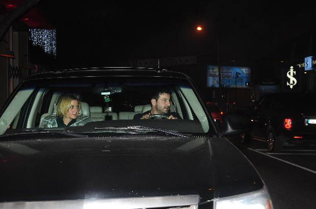 Davut G�lo�lu, eski e�i ve �ocuklar�yla oturdu�u evi basarak olay ��karan sevgilisi Pelin Subay hakk�nda ilk kez konu�tu.

 



 
