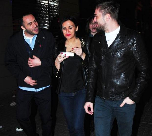 Evet, biz de oradayd�k ama �ok kalabal�k oldu�u i�in bir bira i�ip kalkt�k. Engin Altan ve Nesli�ah Alko�lar