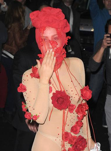 Ger�ek ad� Stefani Germanotta olan Lady Gaga, 28