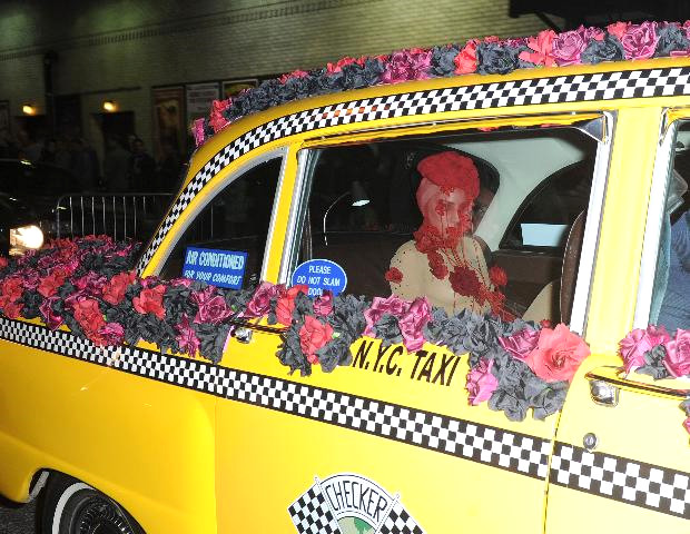 Bindi�i taksinin her yan� da g�llerle donat�lan �nl� �ark�c�, Roseland Ballroom
