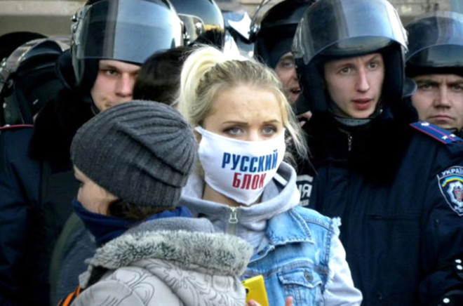 Rus etnik topluluklarn youn yaad kentlerde dn gsteriler balamt. Gzlemciler halen eylemcilerin kamu binalarnda bulunduunu ifade ediyor. Metal alet ve maskelerle binalara giren eylemciler Ukrayna bayraklarn indirerek Rusya bayra dikmiti.
