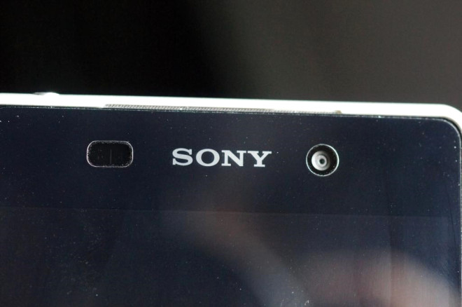 <p>Sony her iki sorun stne eilirken, problemlerle ilgili aklama da yapt. </p>
<p>Sony Mobile Singapur