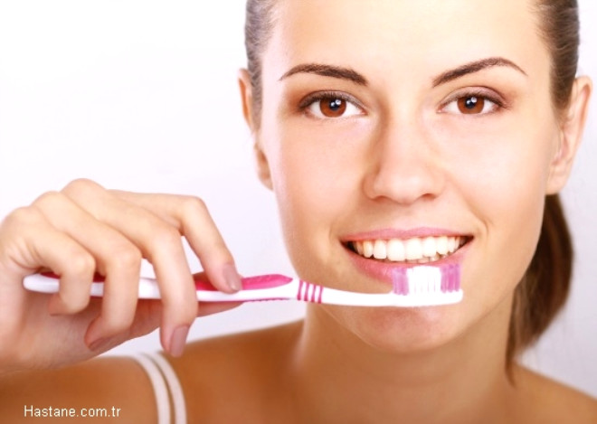 Sert diş fırçası daha iyi temizler: YANLIŞ 