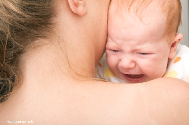 Anne st bebei sakinletirir

0-6 ay aras bebeklerin sadece anne st ile beslenmesi uygundur. Bu dnemde zellikle ilk 3 ayda her aladnda bebein emzirilmesi hem bebei sakinletirir hem de anne st retimini artrr. Anne st alan bebeklerde beslenmeye saat dzenlemesi yaplmas, ilk 3 ay iin uygun deildir. Bebekler 0-3 ay zaten annesi ile kendisini ayn canl olarak grr, yani farkl bir birey olduunun farknda deildir. Beslenme ihtiyac olduunda da bunu geciktirmek yani her istediinde bebei emzirmemek bebekte gven sarsc bir etki yapar.