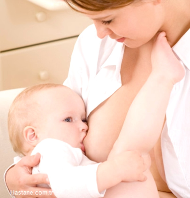 2. Bebeğinizi yerleştirme
Bebeğinizi, yüzü size dönük ve yakın olacak şekilde tutun. Başı, kolunuzun ön kısmına yaslanmalıdır, dirseğinize değil. Diğer elinizle boynunu ve kafasını arkadan destekleyebilirsiniz. Göğsünüzü bebeğinize değil, bebeğinizi göğsünüze yaklaştırın.  