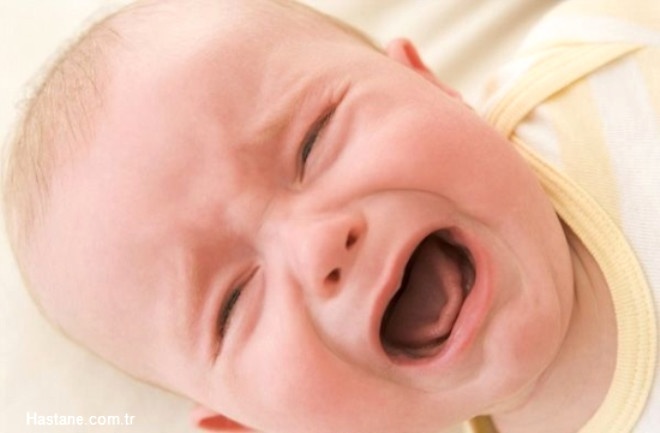 Spanish Journal of Psychology dergisinde yaynlanan makaleye gre, kzgn bir bebek, onu kzdran kiiye doru hafif ksk gzlerle bakyor, alarken az yarm ya da tamamen ak oluyor. Ayrca alamann iddeti kademeli olarak artyor.