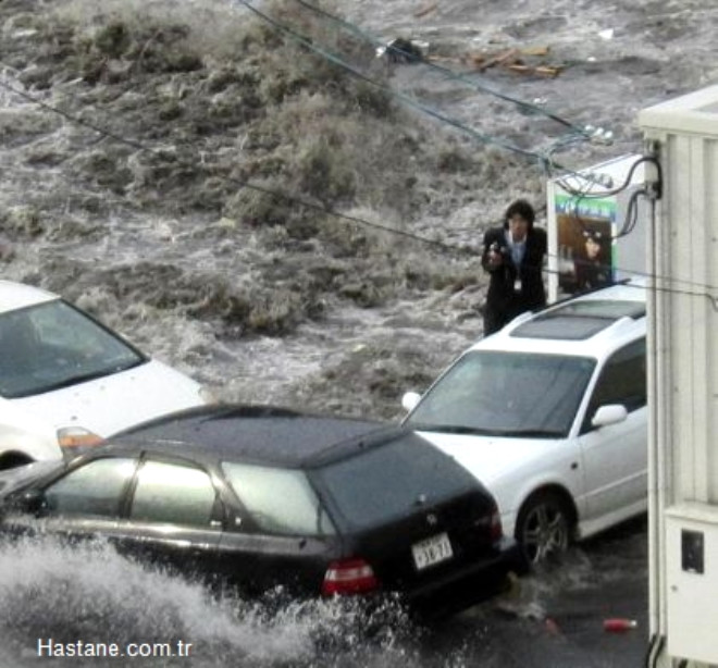 Kyodo haber ajans, Japonyadaki tsunami felaketinde dev dalgalarn 30 metre srkledii Japon gazeteci Toya Chibann grntlerini yaymlad.