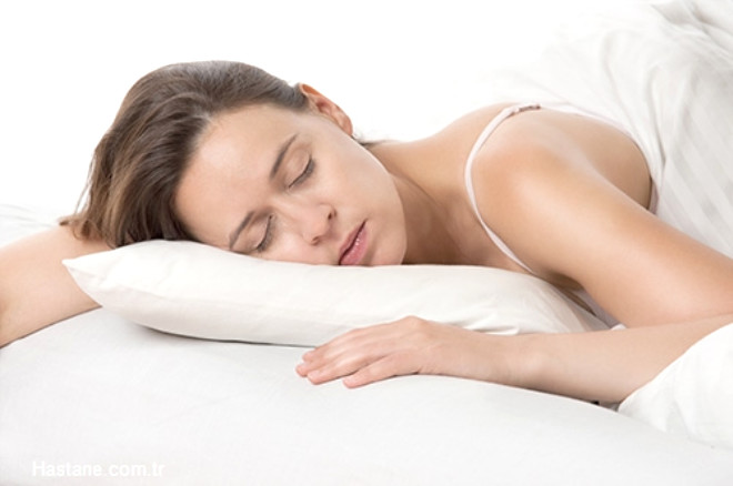Bunun sebebi srekli ayn yne doru yatmaktan cildin o blgesinin daha ok krmasdr. Srtst uymaya dikkat edin. Tabii ki uzun sre uyumamakta cilt krklklarna neden oluyor.