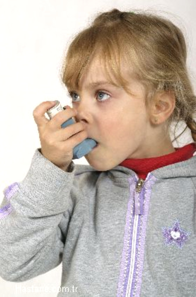 zellikle nefes verirken gsten slk sesine benzer bir ses duyulur. Ancak her hrlt astm deildir. zellikle yaamn ilk iki ylnda bebeklerde solunum yolu infeksiyonlar sktr ve hrltl bir seyir gsterir. Bu nedenlerle, zellikle tekrarlayan hrltlarda astm akla getirilmelidir. 
