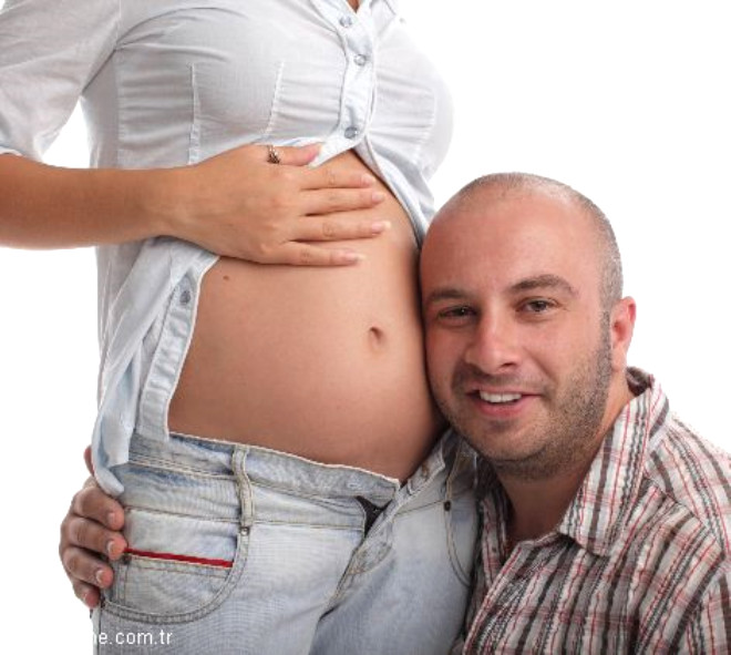 Пульсирует живот мужчине. Беременные папы. Папа с беременной. Пинаться ребенок у беременных.