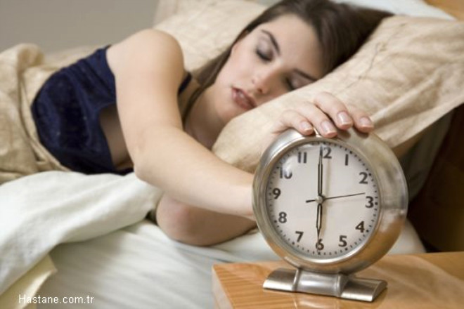 Her gün 8 saatlik uyku, göz sağlığınız için yararlı olacaktır. Her akşam aynı saatte uyumak gözlerinizi dinlendirir.