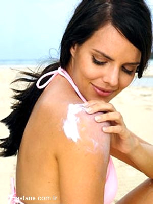 Su serinletir ama korumuaz. Suyun verdi�i serinlik hissi sizi aldatmas�n. ��nk� g�ne� ���nlar� zararl� etkilerini su i�inde bile g�sterebiliyor. Dolay�s�yla korunmas�z bir �ekilde suda bulunmamaya dikkat edin.