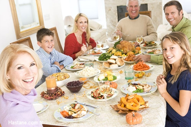 Yemeklerden nce ok fazla sv tketmemesine zen gsterilmelidir.n saatleri belirlenmeli ve mutlaka masada ailece yemek yenilip sohbet edilmesine zen gsterilmelidir.