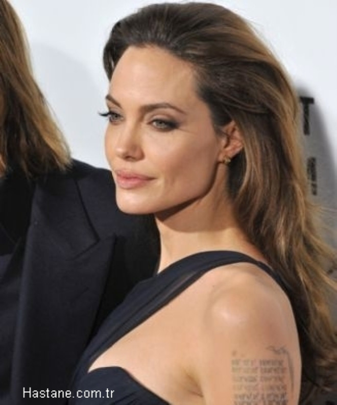 Angelina Jolie: Salarna hacim kazandrmak iin kklerine talk pudras dkerek taryor.